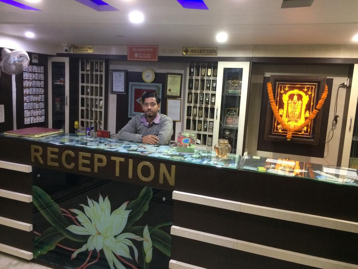 Oyo 16064 Tirupati Lodge Siliguri Dış mekan fotoğraf